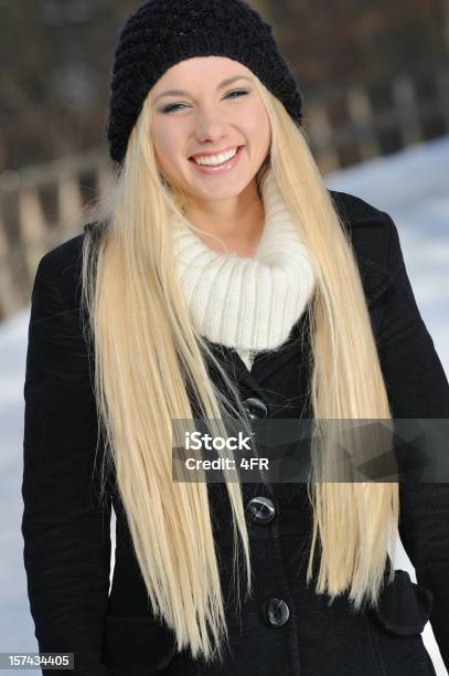 Offene Winter Outdoor Portrait Mit Langen Blonden Haarennatürliche Stockfoto und mehr Bilder von 20-24 Jahre