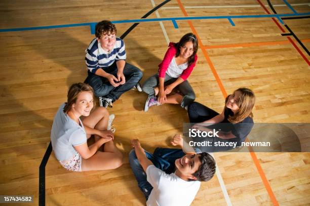 Glücklich Studenten In Einem Kreis Sporthalle Stockfoto und mehr Bilder von Bildung - Bildung, Blick nach oben, Jugendalter