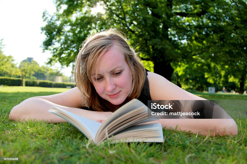 Mujer joven Reading - Foto de stock de 20 a 29 años libre de derechos