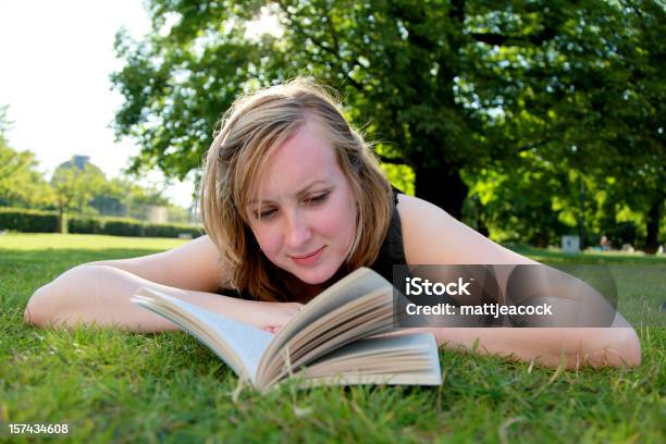 Mujer Joven Reading Foto de stock y más banco de imágenes de 20 a 29 años - 20 a 29 años, Acostado, Actividades recreativas