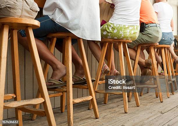 Pessoas Sentado Nas Fezes Em Um Outdoor Barstools De Barras - Fotografias de stock e mais imagens de Nádega