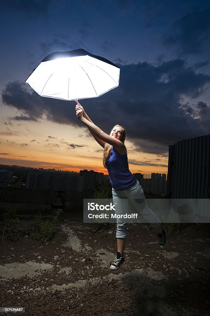 Flying up girl con iluminación sombrilla - Foto de stock de Volar libre de derechos