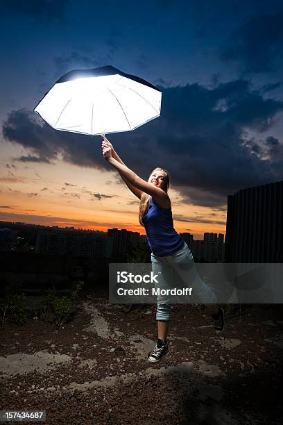 Flying Up Girl Con Iluminación Sombrilla Foto de stock y más banco de imágenes de Volar - Volar, Actividad, Adolescente