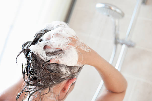 donna in doccia, lavaggio i capelli - washing hair foto e immagini stock
