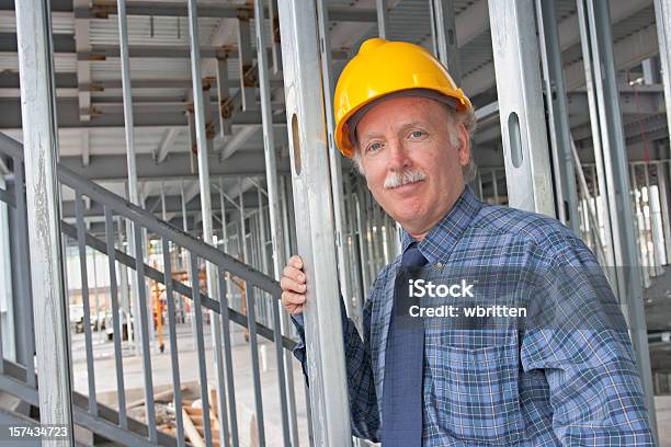 Homem Trabalhando Na Construção De Site Xxl - Fotografias de stock e mais imagens de Capacete - Capacete, Trabalhador da Construção Civil, Adulto