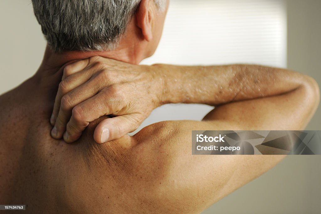 Senior con dolor de cuello - Foto de stock de Hombres libre de derechos