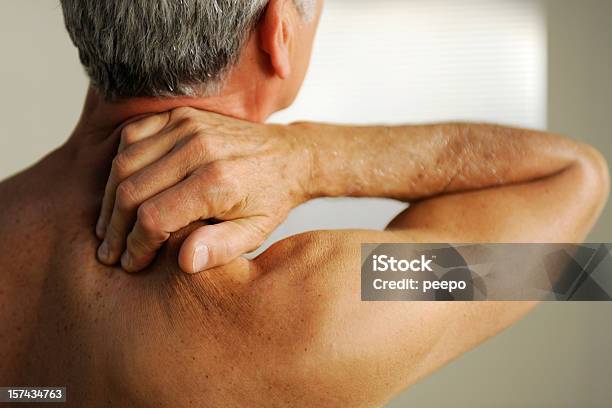 Senior Con Dolor De Cuello Foto de stock y más banco de imágenes de Hombres - Hombres, Hombro, Tercera edad