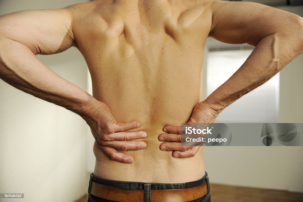 senior con dolor de espalda - Foto de stock de Primer plano libre de derechos