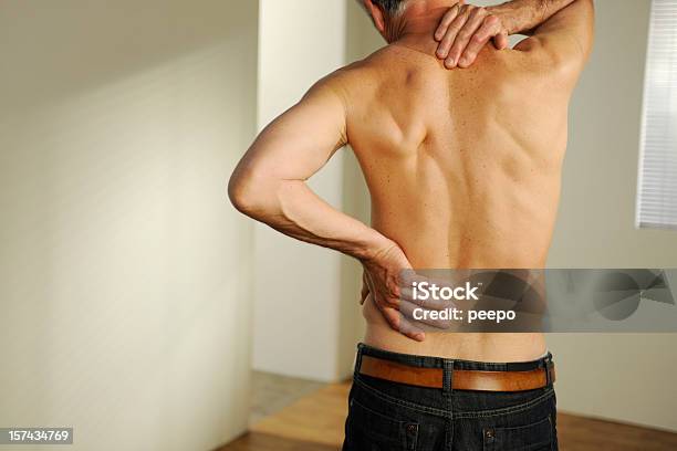 シニア背中の痛み - シニア世代のストックフォトや画像を多数ご用意 - シニア世代, 後ろ姿, 握る