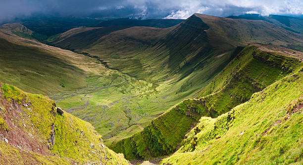 grünen täler dramatischen escarpments brecon beacons wales uk - wales mountain mountain range hill stock-fotos und bilder