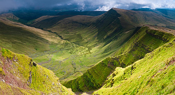 les vallées verdoyantes des escarpements brecon beacons pays de galles, royaume-uni - brecon beacons photos et images de collection