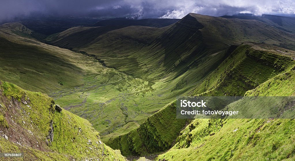 Vales verdejantes dramática escarpas Brecon Beacons Gales, Reino Unido - Foto de stock de Brecon Beacons royalty-free