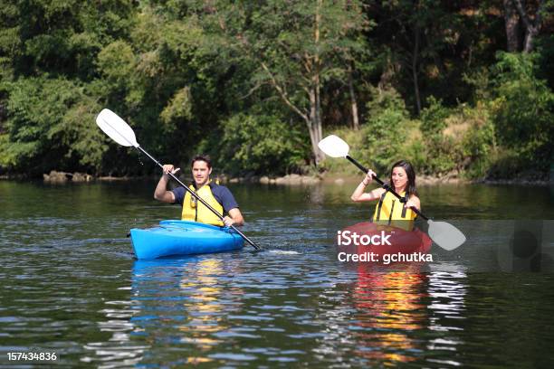 Dois Caiaque Na Água - Fotografias de stock e mais imagens de Caiaque - Canoagem e caiaque - Caiaque - Canoagem e caiaque, Caiaque - Barco a Remos, Duas Pessoas