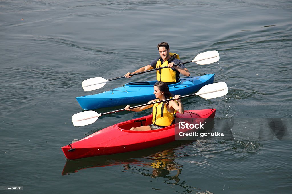 Casal andando de caiaque no rio - Foto de stock de 20 Anos royalty-free