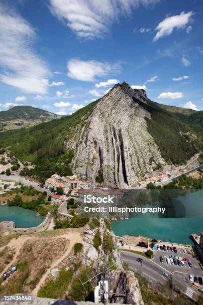 Foto de Sisteron Nos Alpes Provence França e mais fotos de stock de Sisteron - Sisteron, Vista Aérea, Aldeia