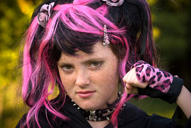 punk goto emo ragazza adolescente ribelle moda, bambino & brutto carattere - goth foto e immagini stock