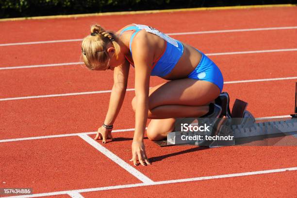 Photo libre de droit de Athlète Se Concentrer Avant De Commencer banque d'images et plus d'images libres de droit de Jogging - Jogging, Starting block d'athlétisme, 400 mètres