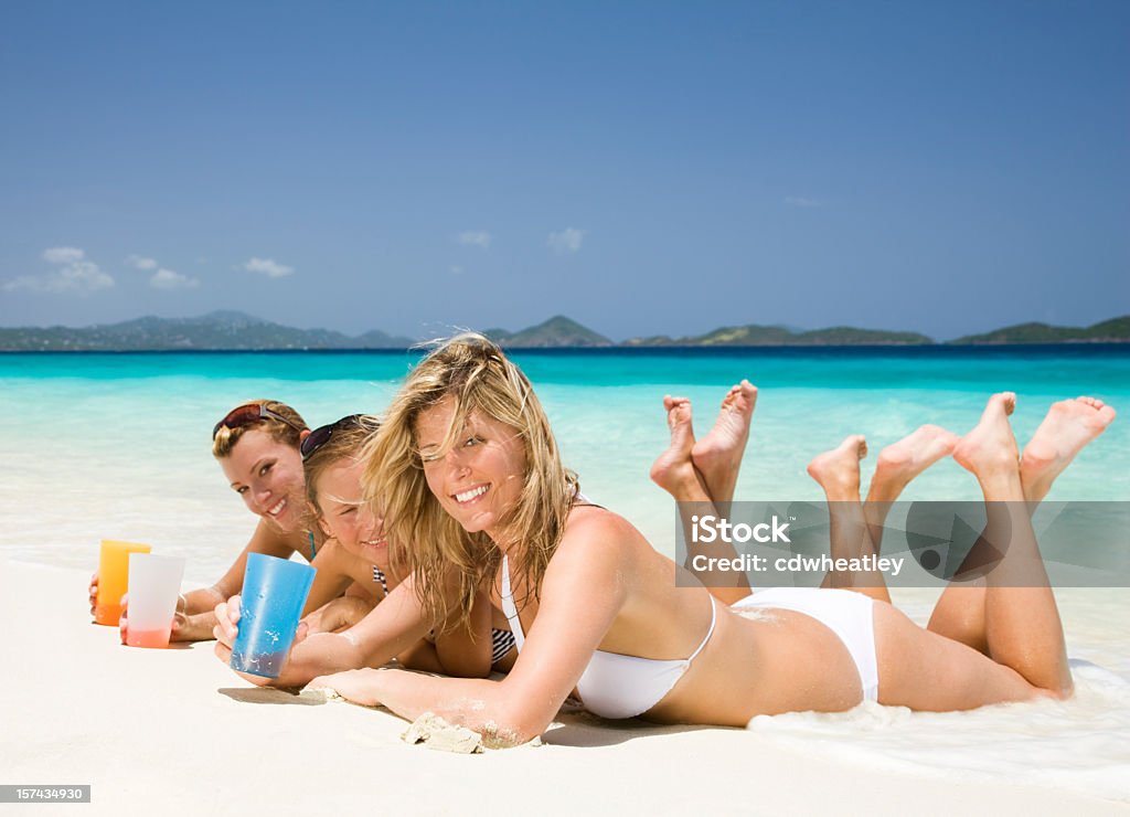 女性のビーチでカクテルをお楽しみいただけます。 - 3人のロイヤリティフリーストックフォト