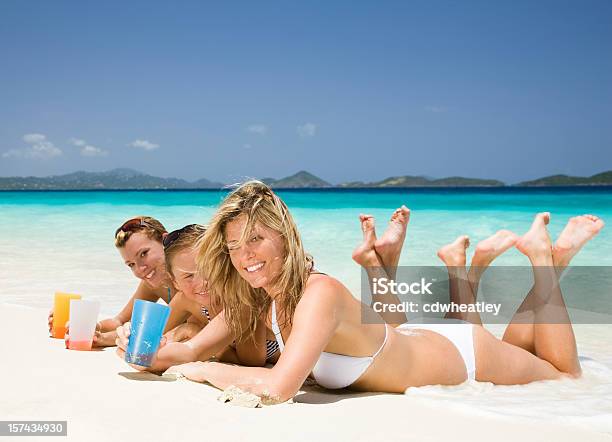 女性のビーチでカクテルをお楽しみいただけます - 3人のストックフォトや画像を多数ご用意 - 3人, アルコール飲料, カクテル