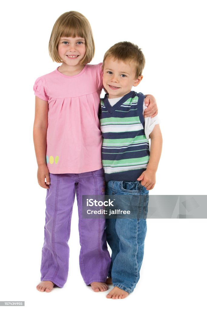 Junge Jungen und Mädchen mit Arme auf der anderen - Lizenzfrei 2-3 Jahre Stock-Foto