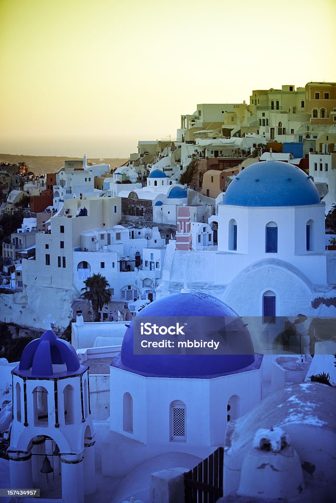 Santorini famose chiese - Foto stock royalty-free di A forma di croce