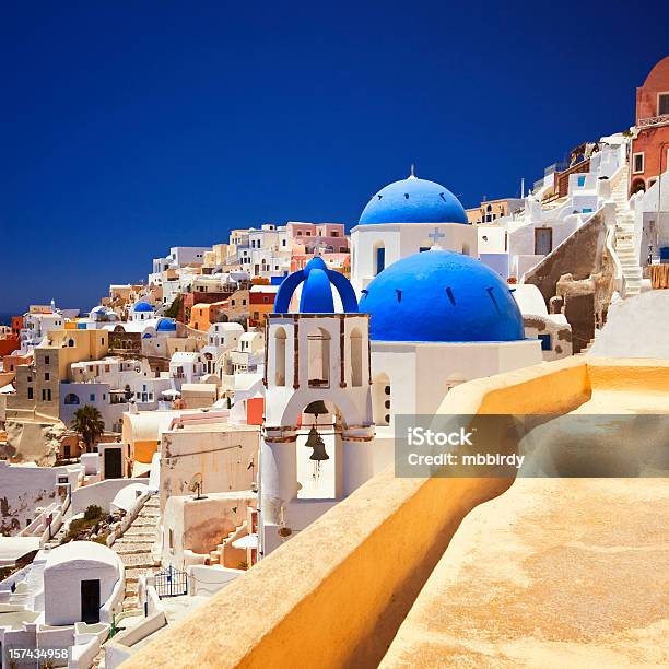 Santorini Famosa Iglesia Foto de stock y más banco de imágenes de Grecia - Europa del sur - Grecia - Europa del sur, Aire libre, Arquitectura