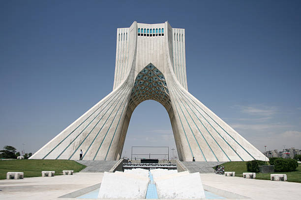 tour d'azadi liberté à tehran iran - téhéran photos et images de collection