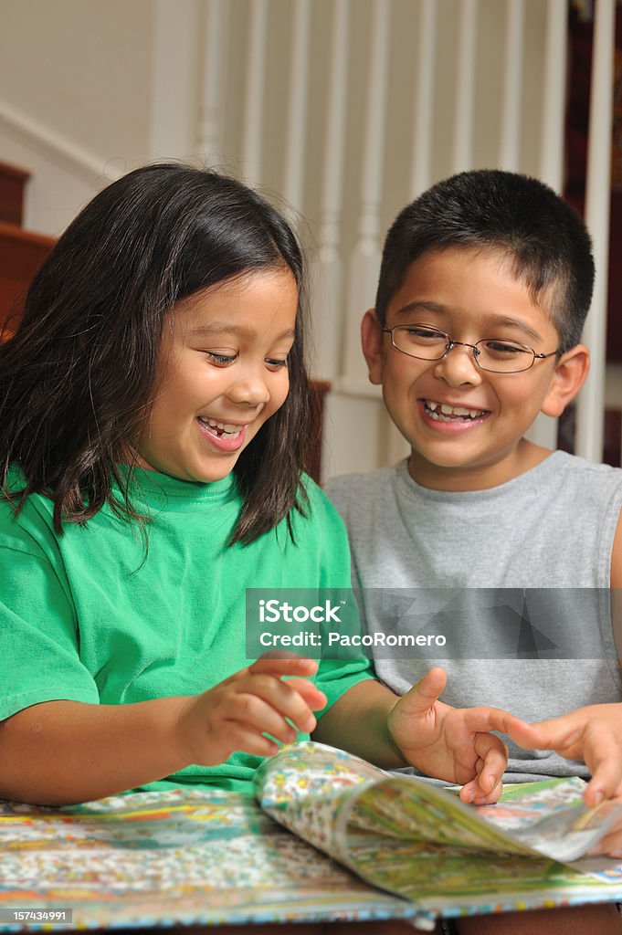 La lettura è davvero divertente! - Foto stock royalty-free di 6-7 anni