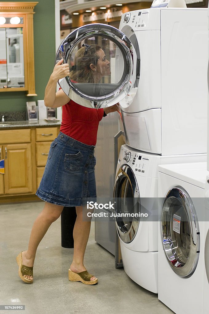 Compras para uma lavadora e secadora - Foto de stock de Fazer Compras royalty-free