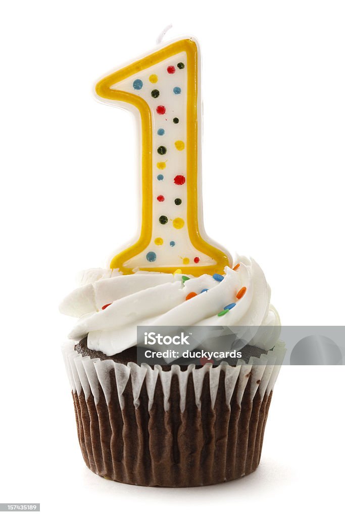 Un anniversaire gâteau avec une bougie numéro 1 - Photo de Bougie libre de droits