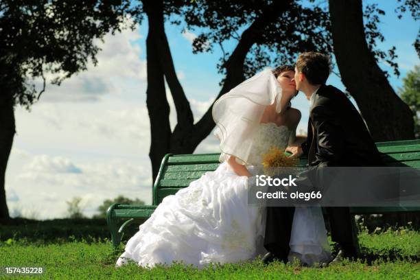 Matrimonio - Fotografie stock e altre immagini di Adulto - Adulto, Affettuoso, Ambientazione esterna