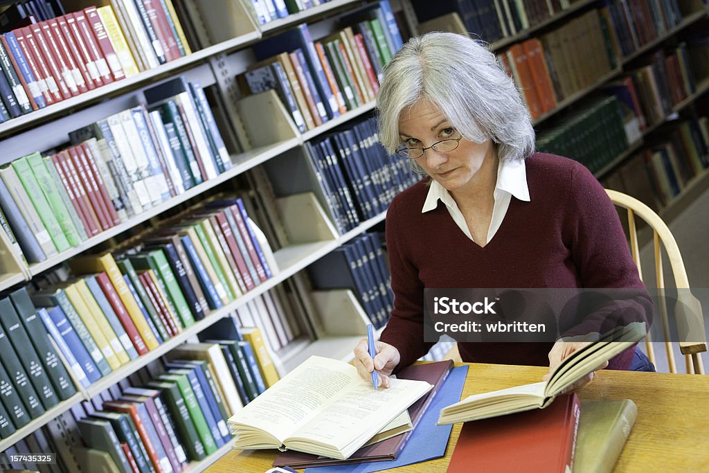 Femme à la bibliothèque Series - Photo de Bibliothécaire libre de droits