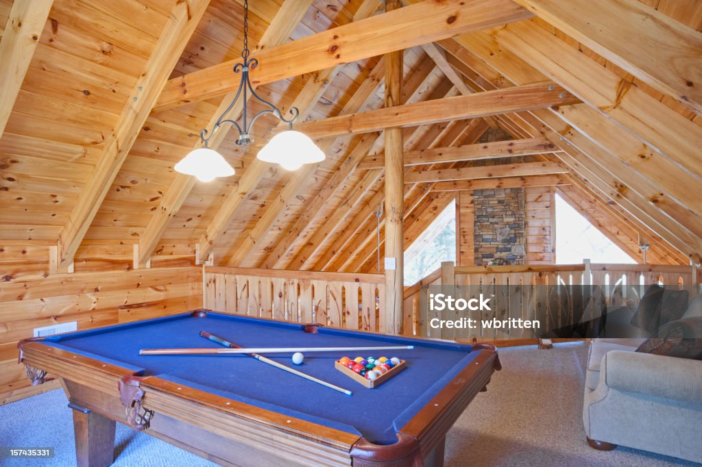 Rustico chalet loft con tavolo da biliardo (XXL - Foto stock royalty-free di Legno