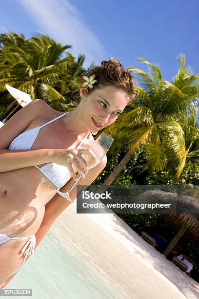 Frau Und Wein Stockfoto und mehr Bilder von Alkoholisches Getränk - Alkoholisches Getränk, Baum, Bikini
