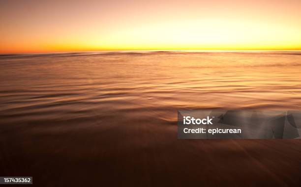 Alba Sulla Spiaggia - Fotografie stock e altre immagini di Acqua - Acqua, Alba - Crepuscolo, Ambientazione esterna