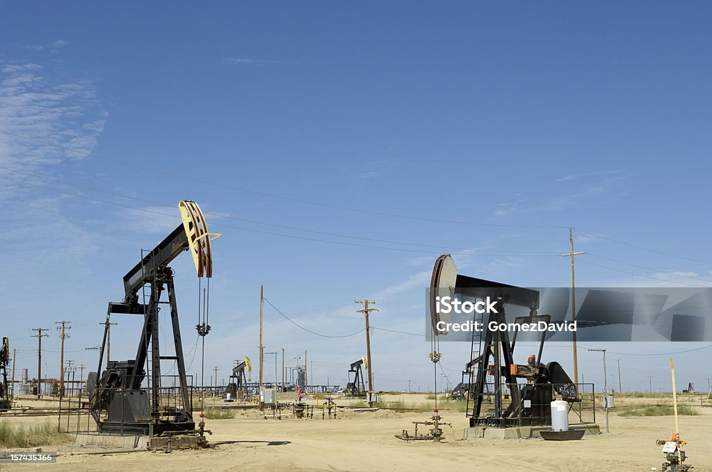 Oil Pumpjacks mit Freunden im Hintergrund - Lizenzfrei Bergbau Stock-Foto