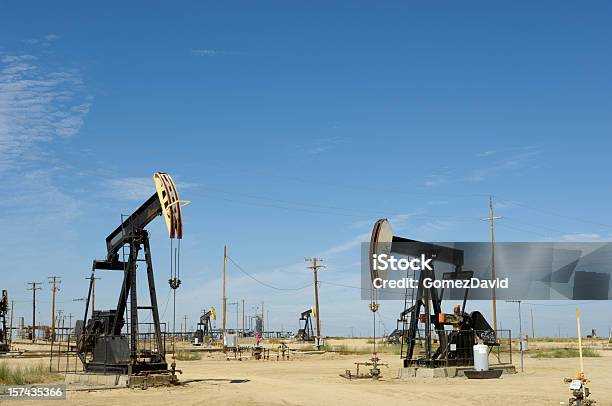 Petrolio Pumpjacks Con Gli Altri In Background - Fotografie stock e altre immagini di Ambientazione esterna - Ambientazione esterna, Attrezzatura industriale, California