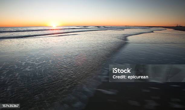 Foto de Nascer Do Sol Na Praia e mais fotos de stock de Areia - Areia, Beleza natural - Natureza, Cena de tranquilidade