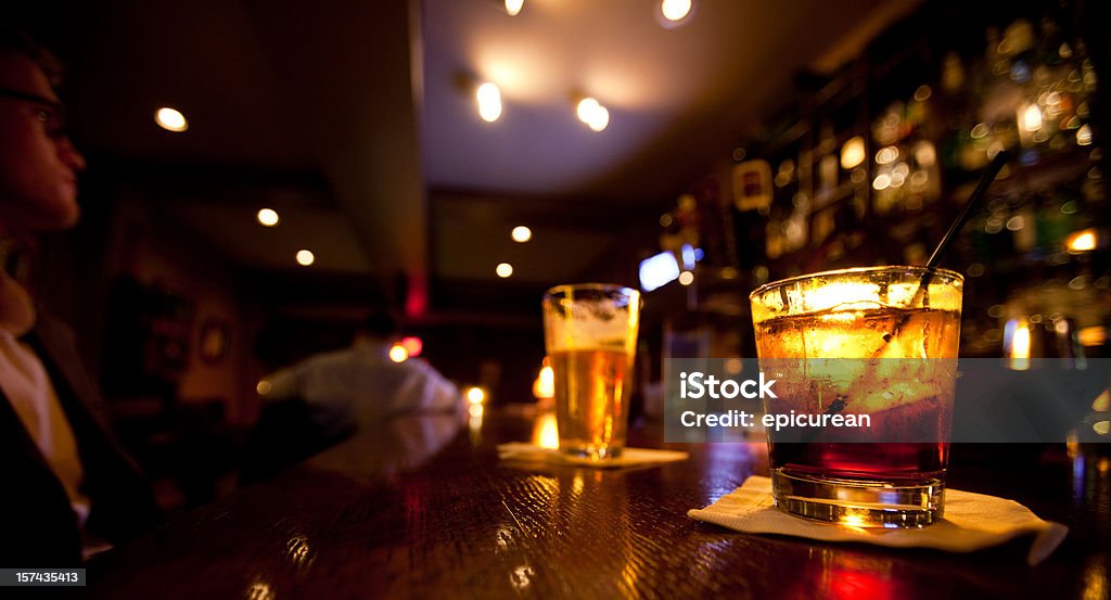 Beber solo en un bar - Foto de stock de Bar libre de derechos