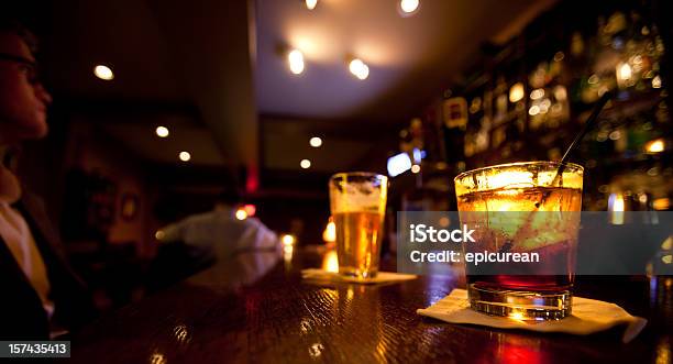 Beber Em Monoterapia Em Um Bar - Fotografias de stock e mais imagens de Bar - Local de entretenimento - Bar - Local de entretenimento, Beber, Universidade