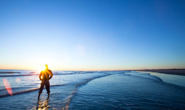 regardant le lever du soleil - cumberland island flash photos et images de collection