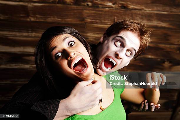 Halloween Vampiro Con Extraños Ojos Listo Para Disfrutar De Los Gritos De La Víctima Foto de stock y más banco de imágenes de Vampiro