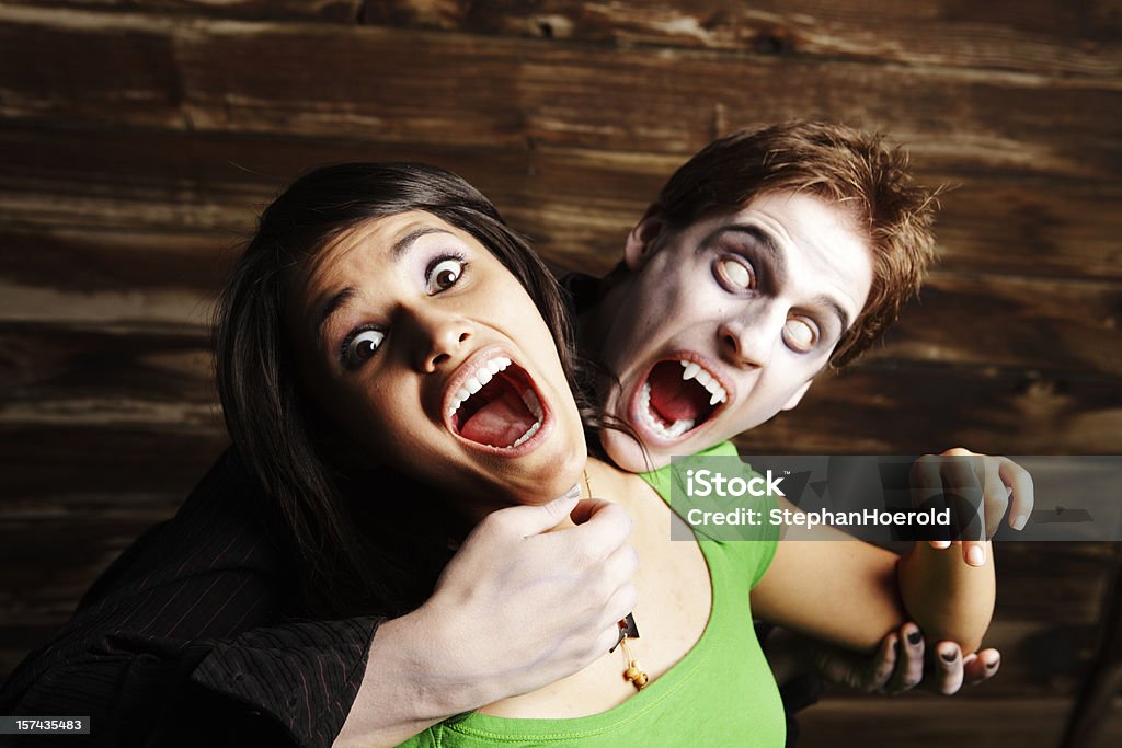 Dia das Bruxas: Vampiro com estranheza olhos pronto para Morder Gritar Vítima - Royalty-free Vampiro Foto de stock