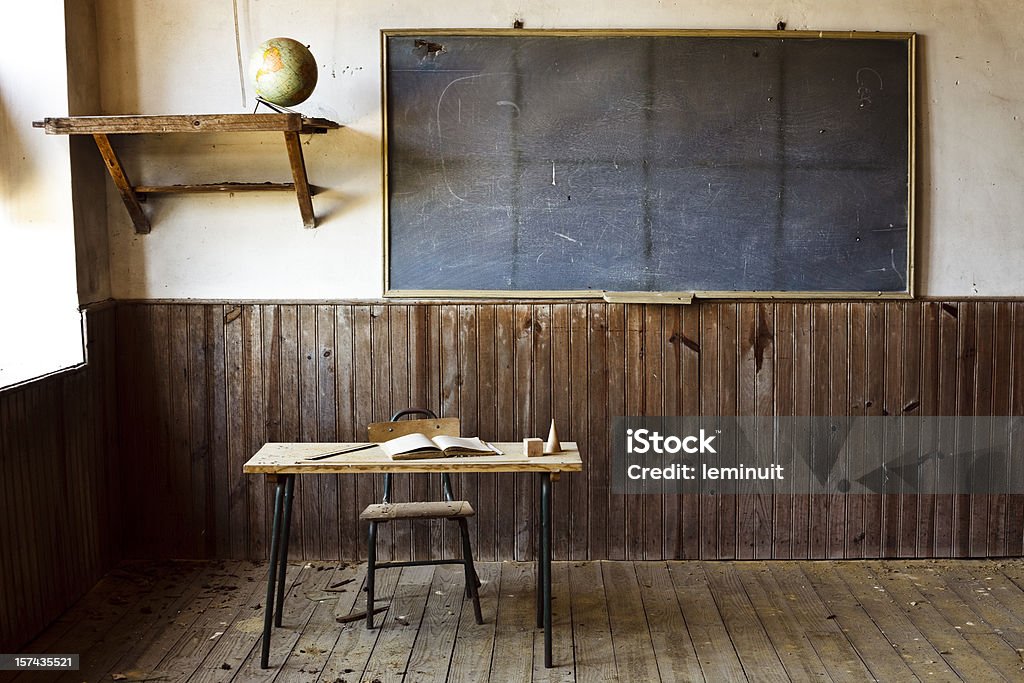 Abandonado la escuela - Foto de stock de Edificio escolar libre de derechos