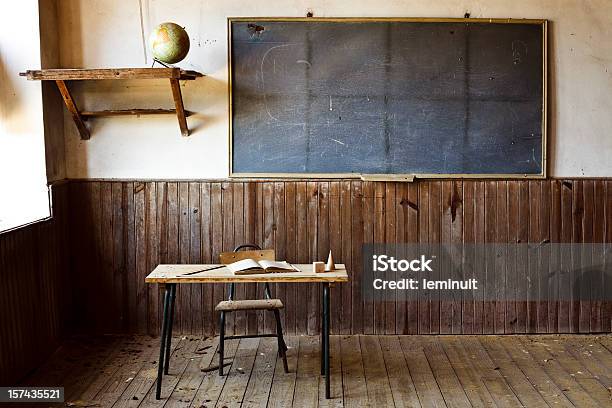 Abandonado La Escuela Foto de stock y más banco de imágenes de Edificio escolar - Edificio escolar, Abandonado, Educación