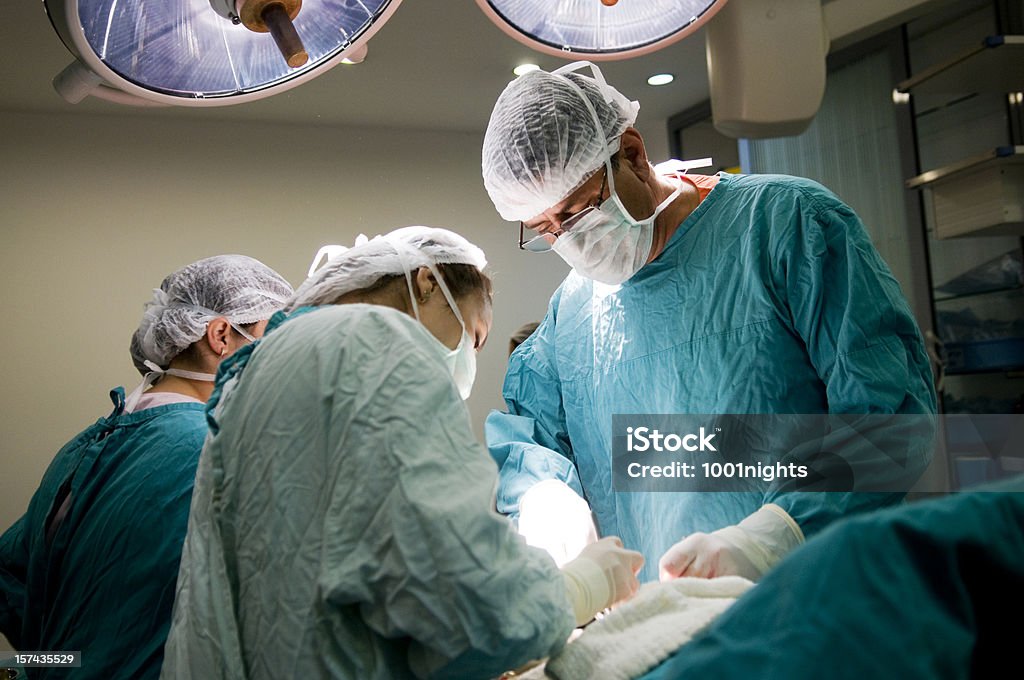 Médicos e enfermeiras à operação - Foto de stock de Acidentes e desastres royalty-free