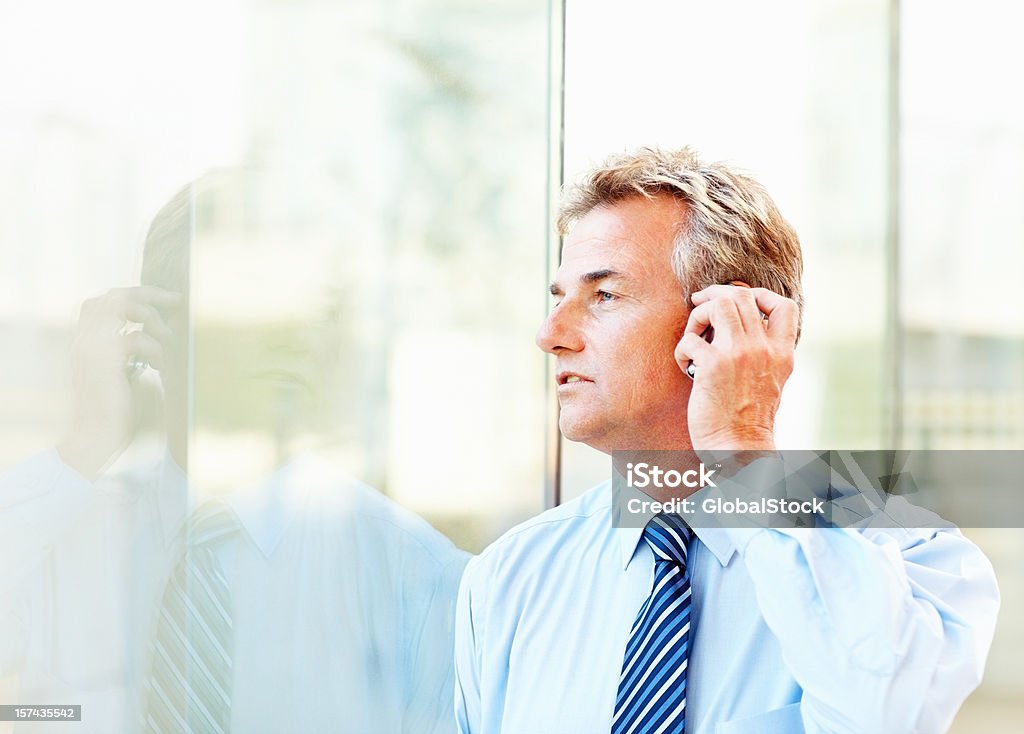 ビジネスマン、携帯電話の連絡 - 1人のロイヤリティフリーストックフォト