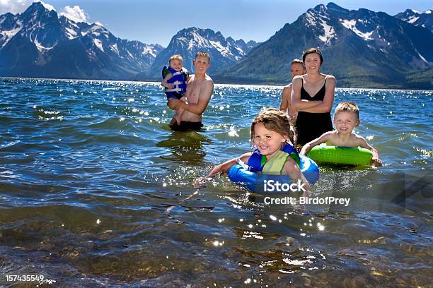 Nadar Lago Jackson Grand Tetons Parque Nacional - Fotografias de stock e mais imagens de Família - Família, Montanhas Teton, Parque Nacional de Grand Teton