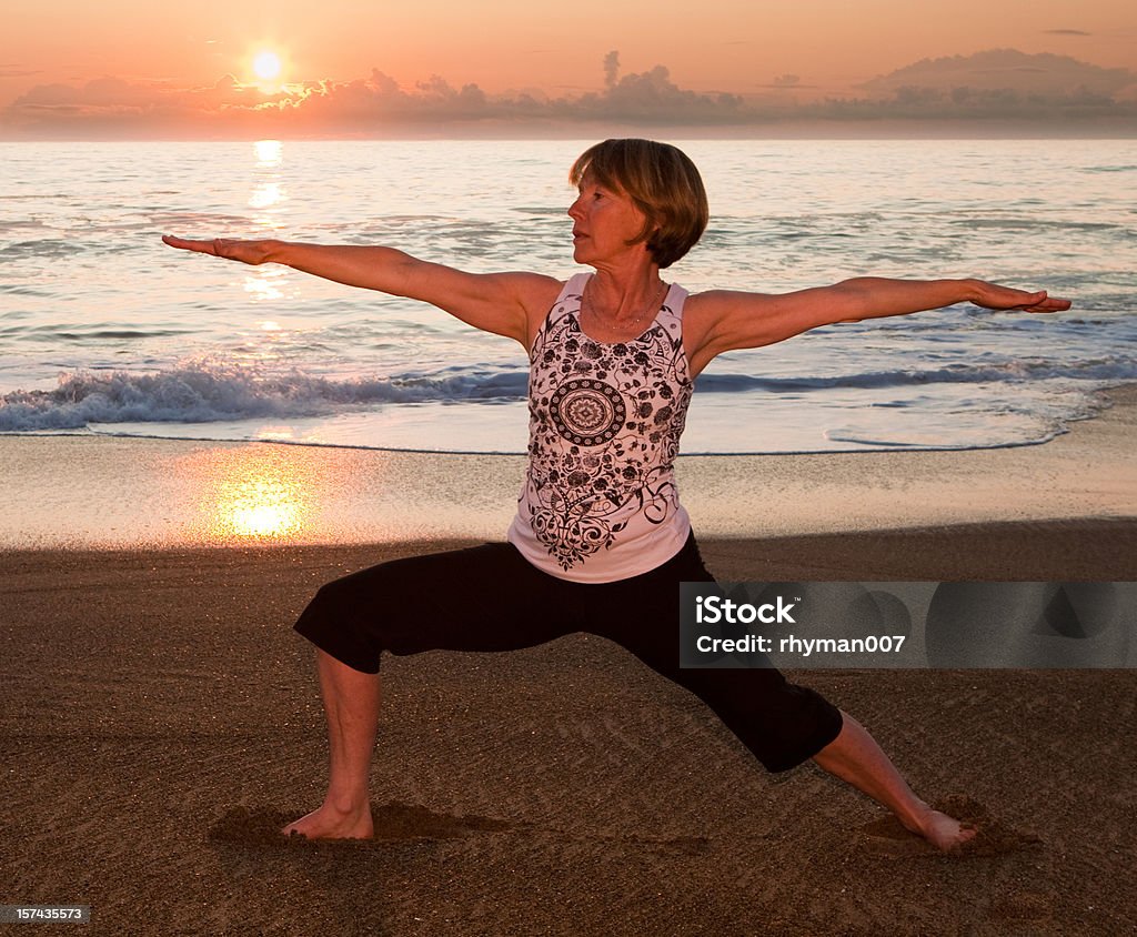 Womans Pose de ioga na praia ao pôr do sol - Royalty-free Adulto Foto de stock