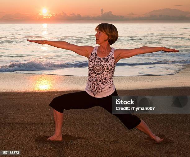 Womans Pose De Ioga Na Praia Ao Pôr Do Sol - Fotografias de stock e mais imagens de Adulto - Adulto, Adulto de idade mediana, Ao Ar Livre